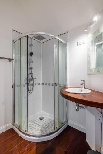 une salle de bain avec douche et lavabo dans l'établissement Le Duplex - MAYA Village, à Pougny