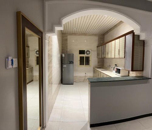 فندق وايت هافن في Sūq al Aḩad: مطبخ كبير مع ثلاجة ومكتب