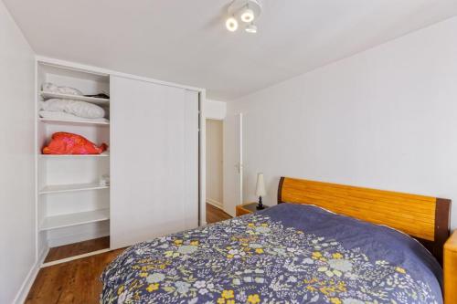 - une chambre avec un lit et un placard dans l'établissement Sirona Bay Biarritz - Plages - Casino - WIFI - VOD, à Biarritz