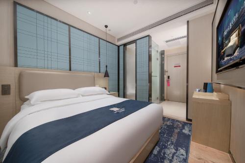 Postel nebo postele na pokoji v ubytování Echarm International Hotel Canton Tower Pazhou Convention and Exhibition Center Lujiang Metro Station Branch - Free Shuttle Bus to Canton Fair Complex During Canton Fair Period