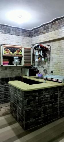 - une cuisine avec un évier et un comptoir dans l'établissement العجمي البيطاش, à Alexandrie