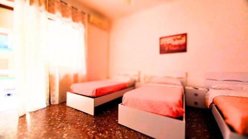 1 Schlafzimmer mit 2 Betten und einem Fenster in der Unterkunft Piccolo Borgo Affittacamere BIKE FRIENDLY in Taranto