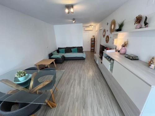 uma sala de estar com um sofá e uma mesa em Apartamento cerca de la playa em Denia