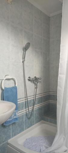 W łazience znajduje się prysznic, wanna i umywalka. w obiekcie Katty-Rastoke w mieście Slunj