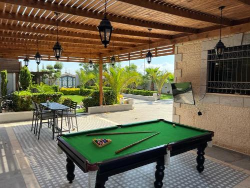 - un billard au milieu d'une terrasse dans l'établissement فلل ليليان الحديثة, à Jéricho