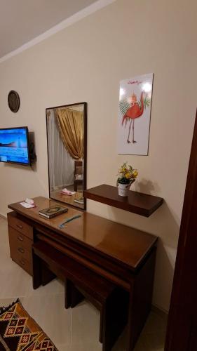 a desk with a mirror and a dressing table at استوديو فندقي مكيف وفيو رائع in Borg El Arab