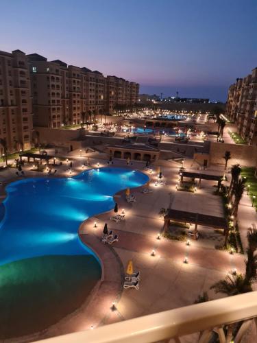 a view of a swimming pool at night at استوديو فندقي مكيف وفيو رائع in Borg El Arab