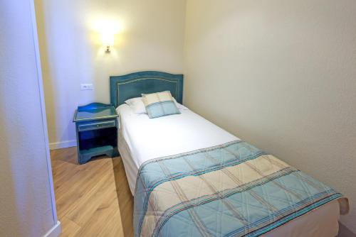 Katil atau katil-katil dalam bilik di Hotel Saint Christophe