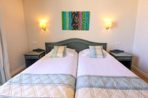 Katil atau katil-katil dalam bilik di Hotel Saint Christophe