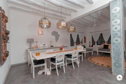 Un restaurante u otro lugar para comer en Angel Double Rooms In Garoda