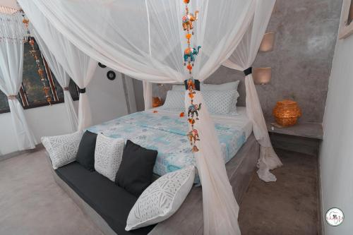 Una cama o camas en una habitación de Angel Double Rooms In Garoda