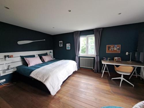 1 dormitorio con 1 cama grande, escritorio y escritorio en Sherlock's Home - Guest House, en Namur