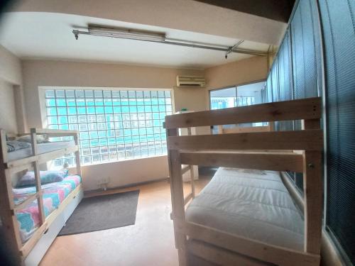 Zimmer mit 2 Etagenbetten und einem Fenster in der Unterkunft Home Away on Plein in Kapstadt
