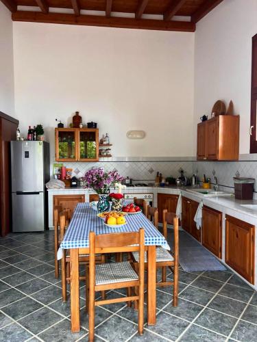 3 bedrooms house at Tre Fontane 200 m away from the beach with enclosed garden and wifi