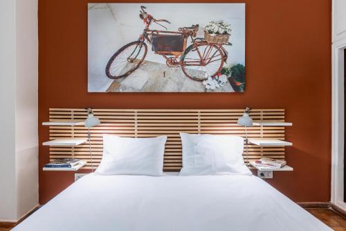 um quarto com uma cama e uma bicicleta na parede em Laskareos Apartment by Olala Homes em Atenas
