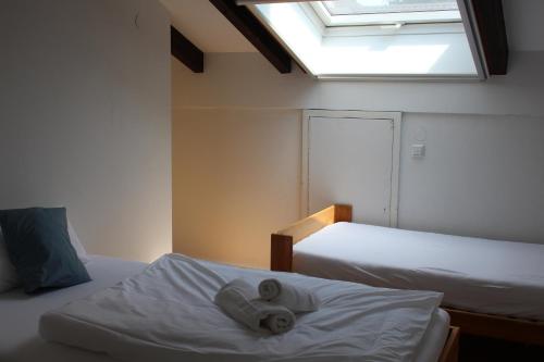 a bedroom with two beds and a window with towels at Ferienhaus mit eigenem Garten und Terrasse in Lindau-Bodolz