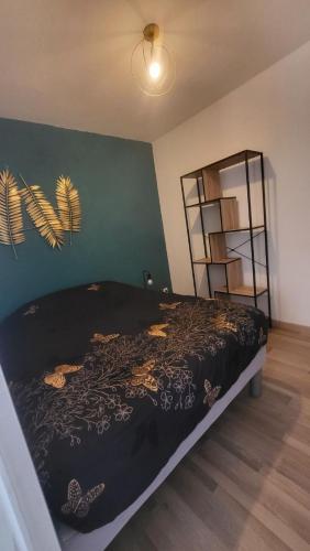 Postel nebo postele na pokoji v ubytování Vu mer, refait à neuf, spacieux, agréable, hôte reactif