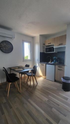 Kuchyň nebo kuchyňský kout v ubytování Vu mer, refait à neuf, spacieux, agréable, hôte reactif