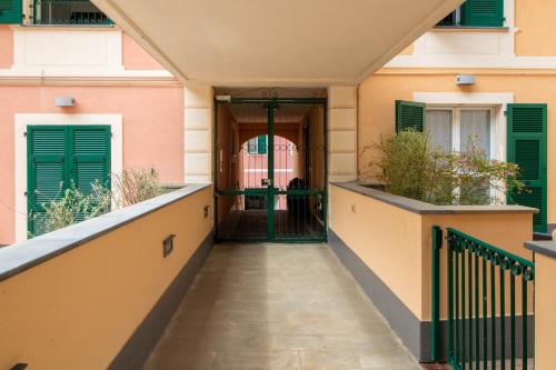 une porte d'entrée d'une maison avec volets verts dans l'établissement Elios by PortofinoHomes, à Portofino