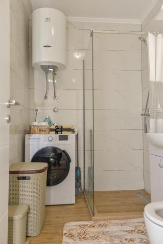 a laundry room with a washing machine in a bathroom at Apartman Darija 1 in Trebinje