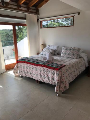 ein Schlafzimmer mit einem Bett und einem großen Fenster in der Unterkunft Casa de Campo Villa Bonita hotel in Villa de Leyva