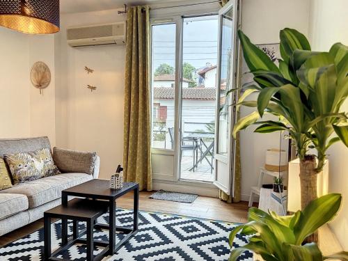 uma sala de estar com um sofá e uma mesa em Appartement de charme Erdizka em Baiona