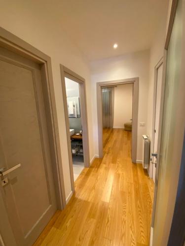 an empty hallway with a door and a hard wood floor at Da Mary in Badia Prataglia
