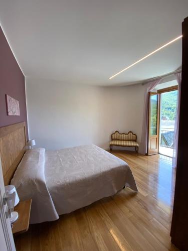 1 dormitorio con 1 cama y suelo de madera en Casa vacanze da Mary, en Badia Prataglia