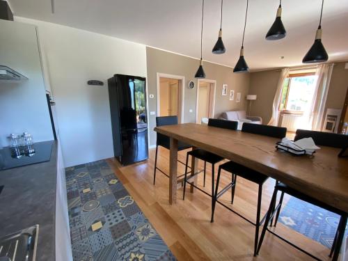 a dining room and living room with a table and chairs at Da Mary in Badia Prataglia