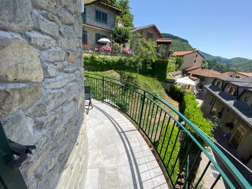 a stone wall and a walkway next to a building at Da Mary in Badia Prataglia