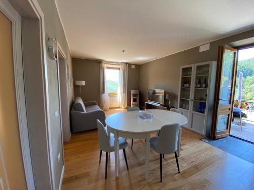 a living room with a white table and chairs at Da Mary in Badia Prataglia