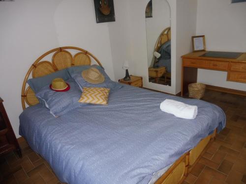 Quino Calou tesisinde bir odada yatak veya yataklar