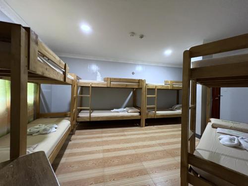 Habitación compartida con 3 literas. en Ging-Ging Tourist Inn, en Badian