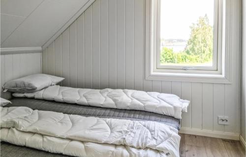 2 Betten in einem Zimmer mit Fenster in der Unterkunft Nice Home In Risr With Kitchen in Risør