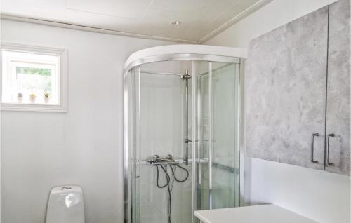 ein Bad mit einer Dusche und einer Glastür in der Unterkunft Nice Home In Risr With Kitchen in Risør