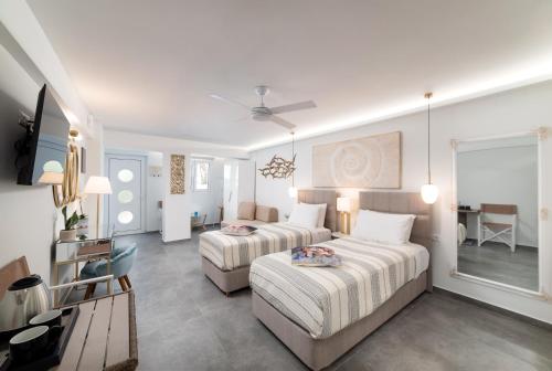 阿基歐斯尼古拉斯的住宿－Serenita apartment 1，酒店客房设有两张床和窗户。