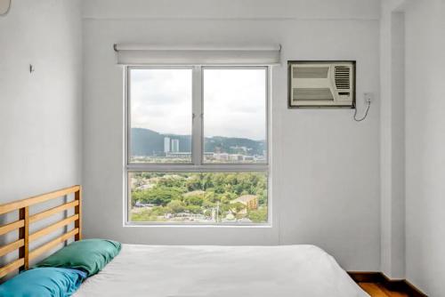 - une chambre avec un lit et une grande fenêtre dans l'établissement Superior Maya Kuala Lumpur, à Kuala Lumpur