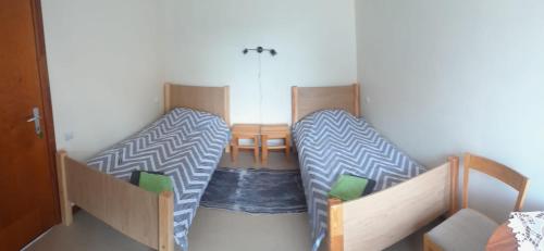 um quarto com duas camas e uma mesa em Jaunvaltes em Ragana