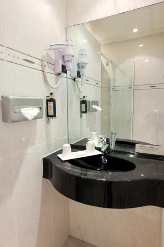 Bilik mandi di Hotel Saint Christophe