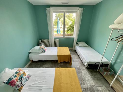 Pokój z 2 łóżkami i oknem w obiekcie Aux Lagerstroemias w mieście Bergerac