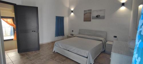 een slaapkamer met een bed in een kamer bij Casa Alisea in Castellaneta