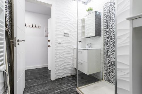 y baño con ducha y lavamanos. en Sur Suites Palmeras 491, en Fuengirola