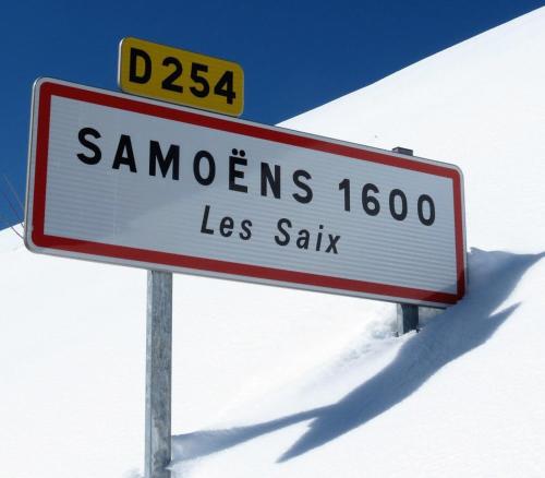 a sign that says sommers less ski at Samoëns 1600 studio au pied des pistes in Samoëns