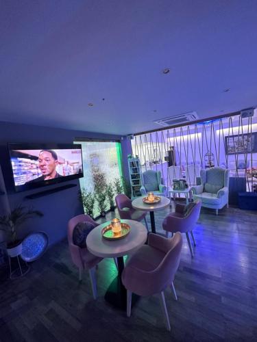 Thalia deco City & Beach Hotelにあるテレビまたはエンターテインメントセンター