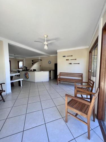 a living room with two benches and a table at Pousada Pangea Tropical in Arraial d'Ajuda