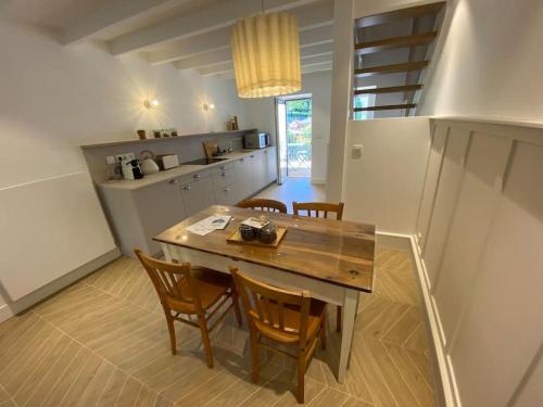 une cuisine avec une table et des chaises en bois dans l'établissement Lac's Lodge ¤ Maison coquette à 10min du lac, à Annecy