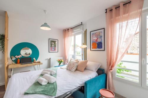 une chambre avec un lit, un bureau et une fenêtre dans l'établissement Héléade by Kleidos - Studio entre Disney, Paris et Aéroport Charles de Gaulle - Parking souterrain gratuit, à Brou-sur-Chantereine