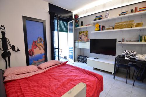 PollyHouse - Apartment في تورينو: غرفة نوم بسرير ومكتب وتلفزيون