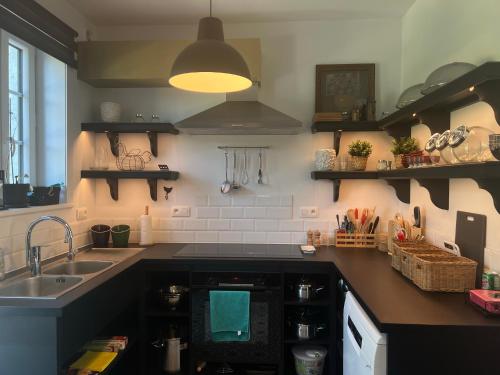 Una cocina o zona de cocina en Le Gîte du Jardinier