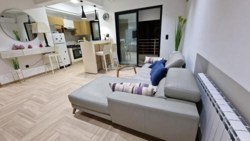 sala de estar con sofá y cocina en Lovely apartment in Monastir, en Monastir